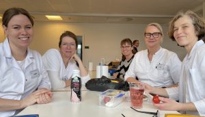 På billedet ses 5 studerende i kantinen på Fodterapeutskolen i København.