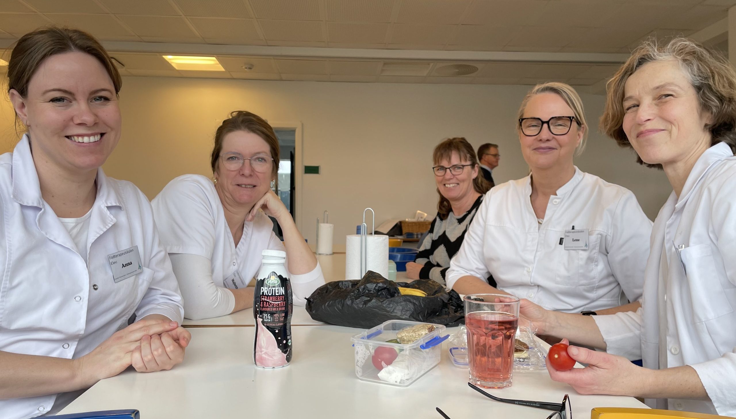 På billedet ses 5 studerende i kantinen på Fodterapeutskolen i København.