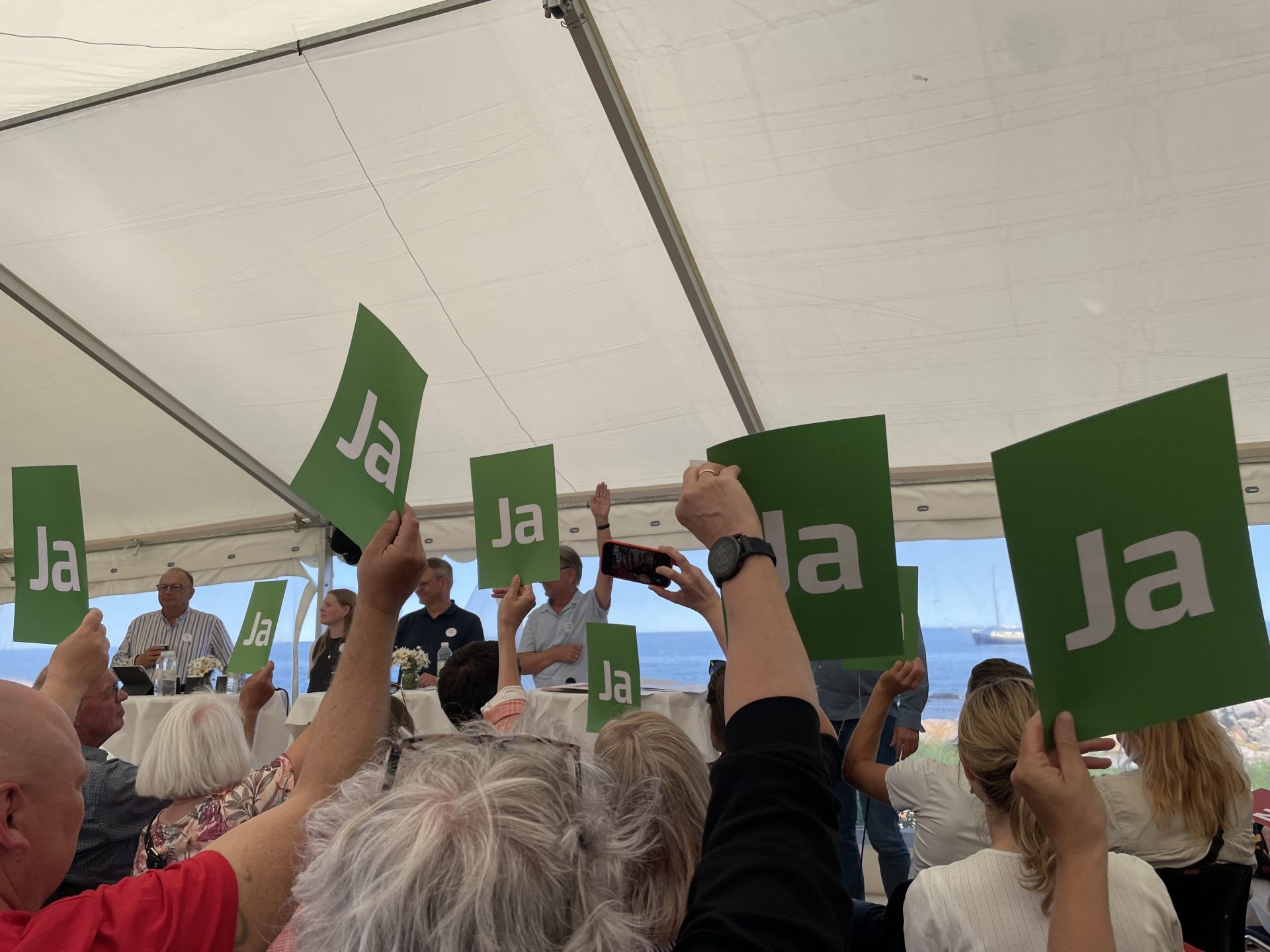 Folkemødedeltagerne kunne give deres mening til kende i debat om sundhed tæt på borgerne i Danske Regioners telt i Allinge. 