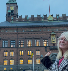 Lea Stentoft Berling foran Københavns Rådhus